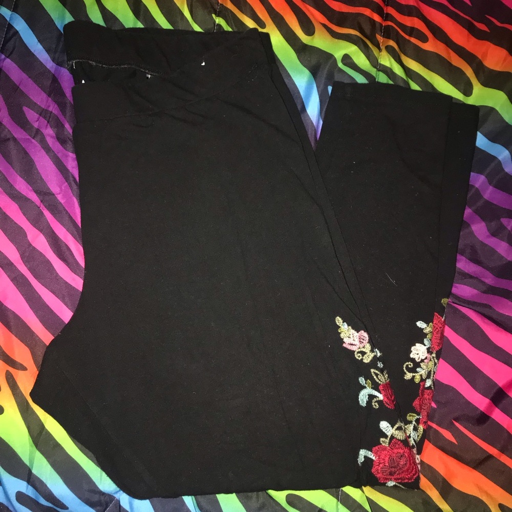 🌹 Torrid Embroidered Black Leggings 🌹
